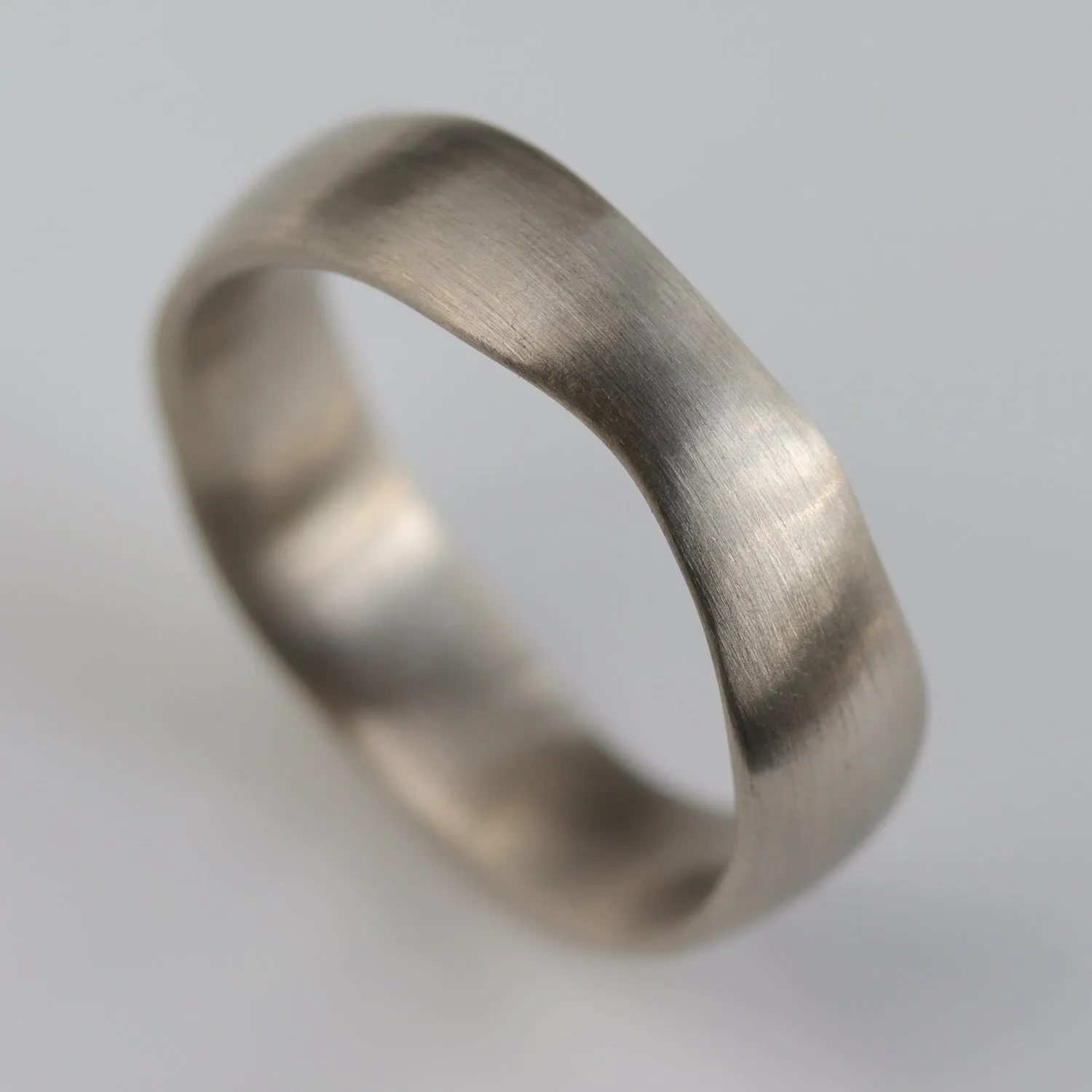 18k White Gold Medium Sculpted Band