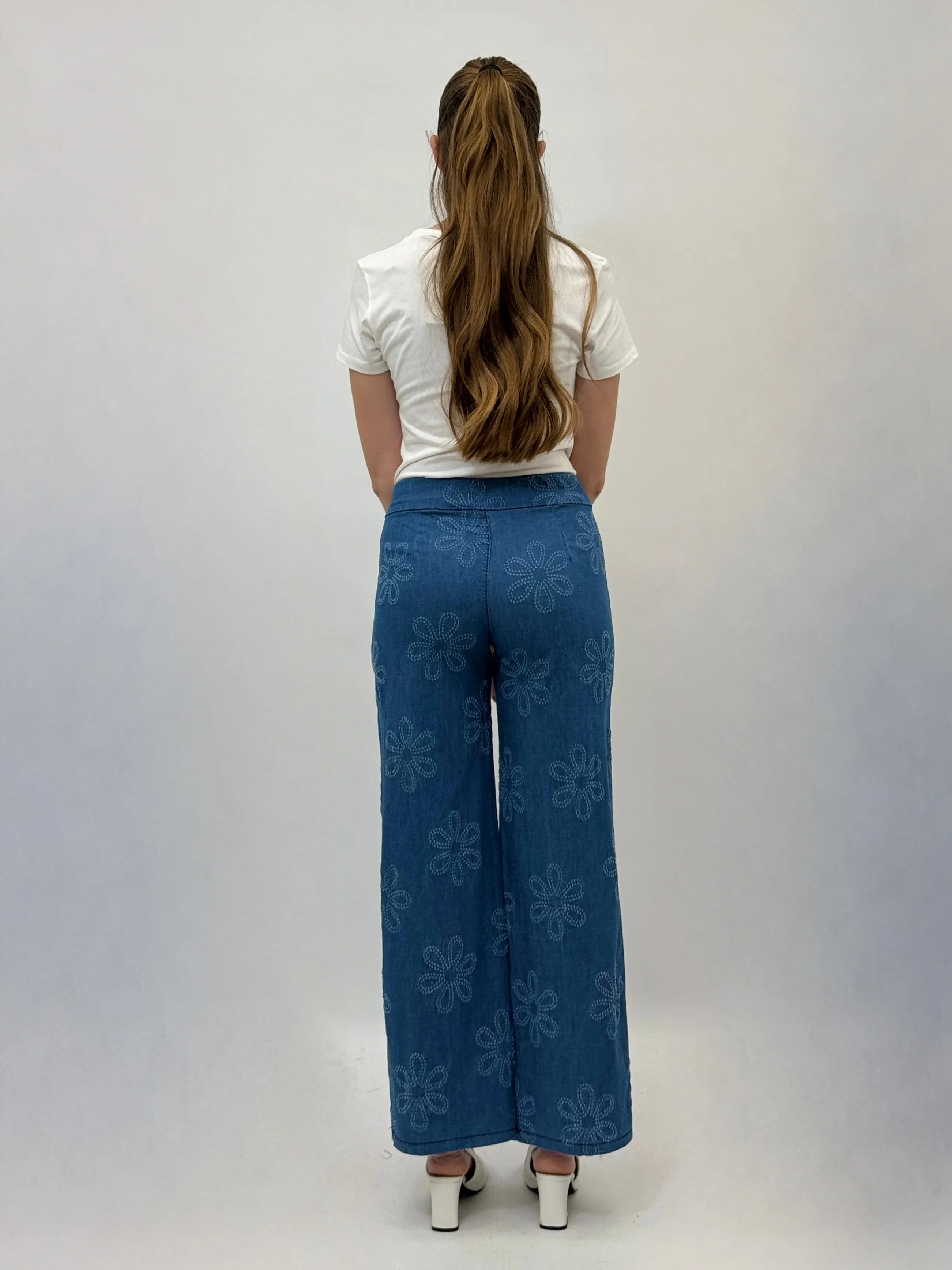 Pantaloni in jeans leggero con ricami fiori