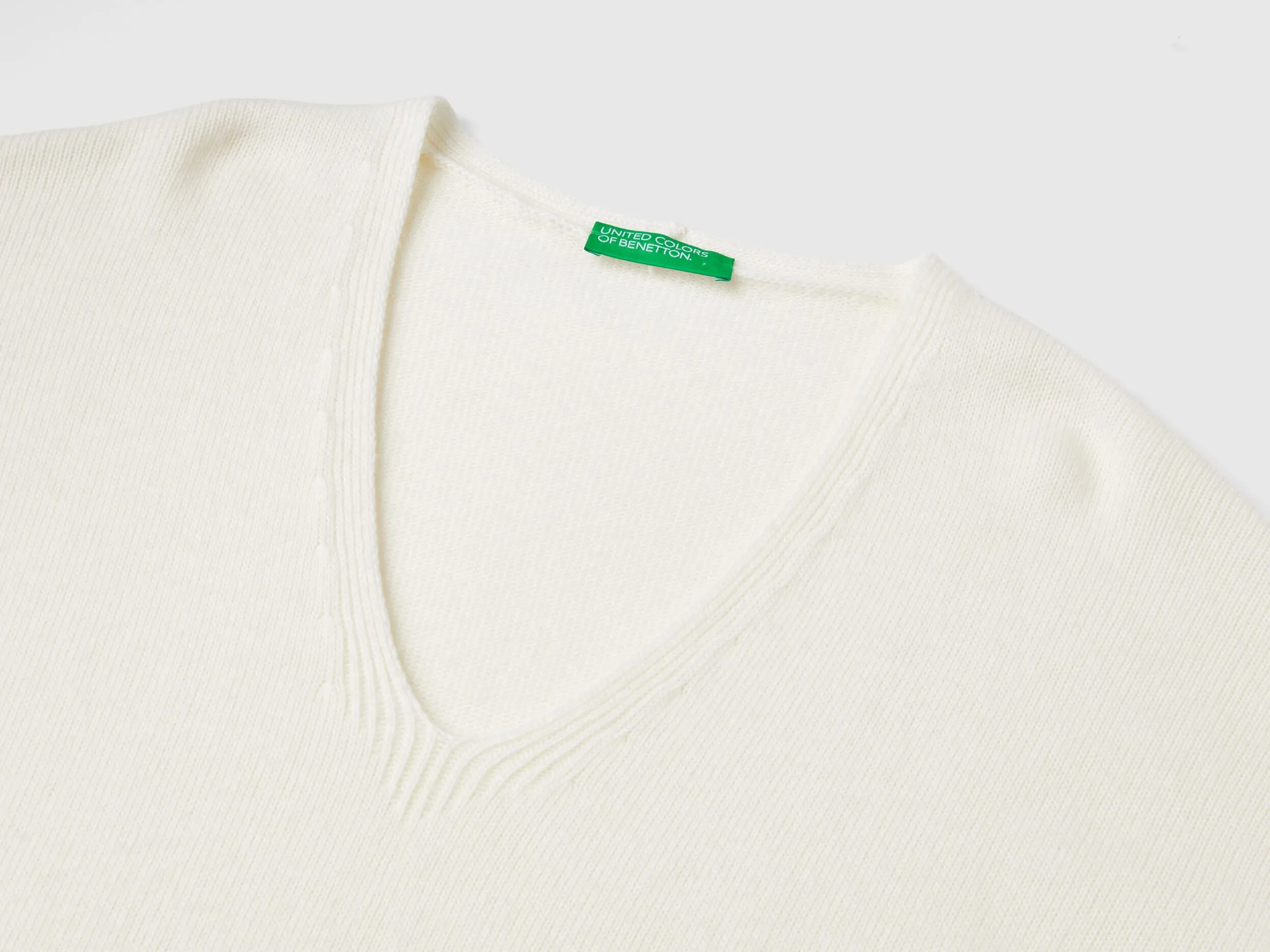 V-neck sweater in wool blend - Creamy White | Benetton